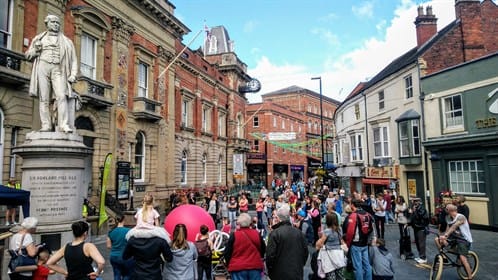 Street Summer Sat 12 Aug 2017 - Dizzy O'dare Giant Balloon Show